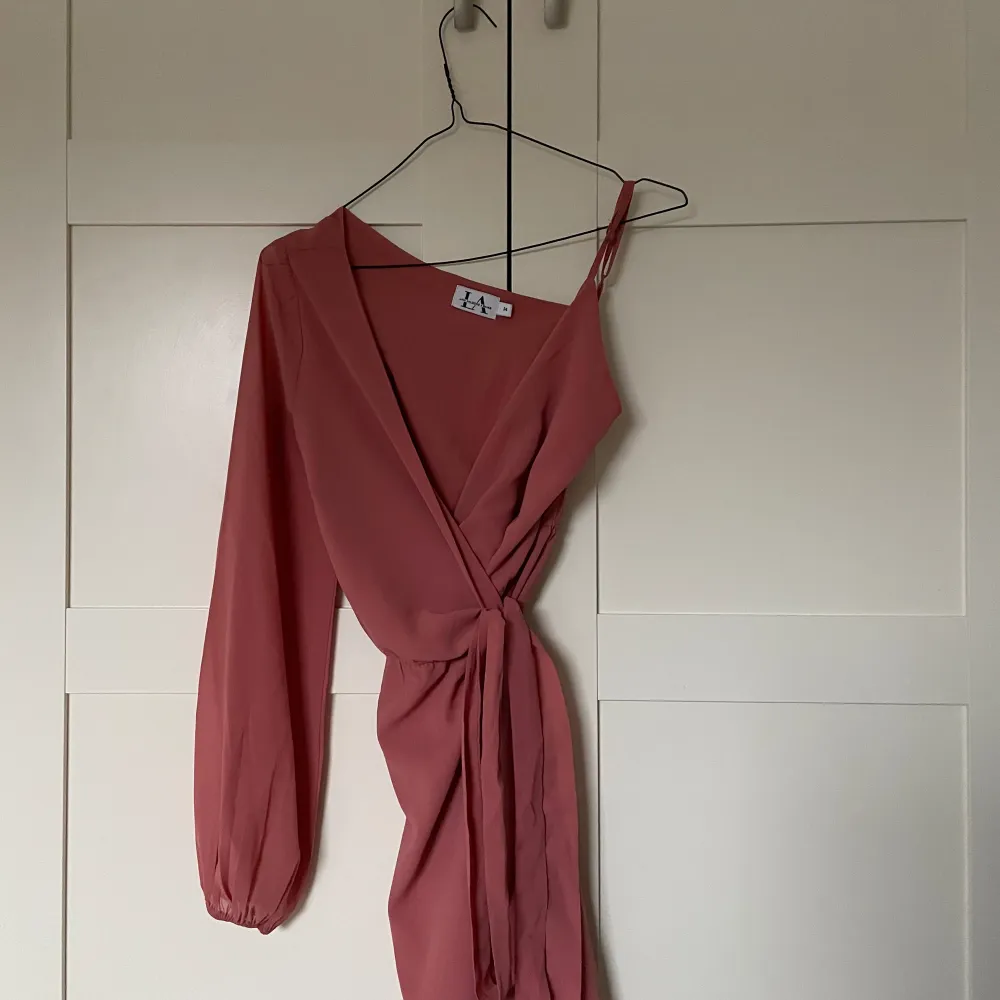 Fin klänning från Linn Ahlborgs kollektion från NA-KD. Den är aldrig använd och är i storlek XS. Hör av dig om du blir intresserad,har frågor eller vill ha fler bilder💘💘. Klänningar.