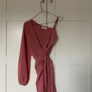 Fin klänning från Linn Ahlborgs kollektion från NA-KD. Den är aldrig använd och är i storlek XS. Hör av dig om du blir intresserad,har frågor eller vill ha fler bilder💘💘