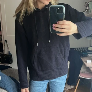Zara stickad hoodie - Sååå fin stickad hoodie från zara i Mörkblå (mer blå än på bilden)🥰Använd ett fåtal gånger så i bra skick!! 