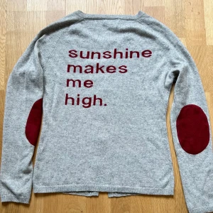 Cashmere & silk cardigan - Så fin och unik kofta i 45% kashmir och 55% silke som gör den supermjuk och lyxig i materialet.  Från Magnolia. Storlek S.