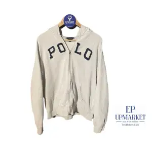 Hej🔹Klassisk Ralph Lauren hoodie med ”Polo” på bröstet. Skick: 8/10. Tveka inte att kontakta oss i chatten vid frågor✅