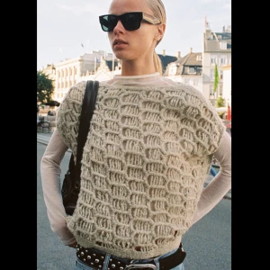 Väst zara - Såå fin väst från zara som är helt slutsåld! Använd endast 1 gång❤️🎀 skulle säga att den passar m-l också ❤️