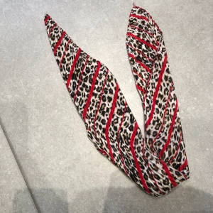 Scarf - Scarf att ha i exempelvis håret. Använd max 5 gånger.  Fint skick☀️