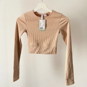 Träningstop - Träningstop från H&M, aldrig använd! Den visade sig vara alldeles för liten. Nypris 99kr.