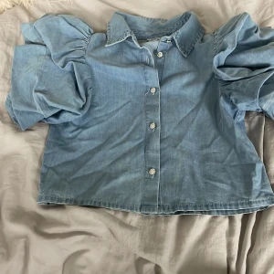 Blus  - Säljer en fin jeans blus som är använd 2 gånger, den är i bra skick!!