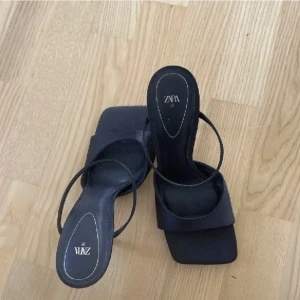 Klackar - Svarta klackar från zara💕nya så i bra skick🫶🏻säljer då dom inte används 
