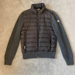 Moncler Cardigan - Tjena säljer min gråa moncler cardigan. Skick: 9/10 flawless. Storlek M. Bara att höra av dig för fler bilder eller om du har frågor