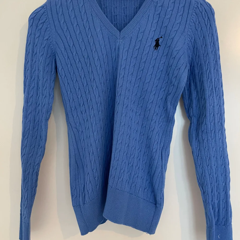 Oanvänd Ralph Lauren tröja i storlek S (passar även XS). Nypris: ca 2200kr. Säljer eftersom den tyvärr inte kommer till användning. Perfekt att ha över axlarna nu till våren och sommaren! Köptes för ca 2200kr. Vid frågor är det bara att kontakta mig!. Tröjor & Koftor.