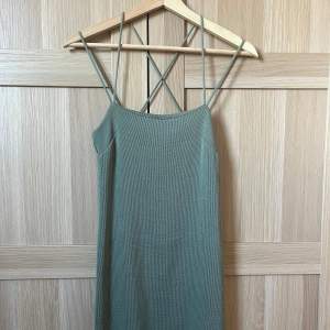 Jättefin klänning från hm. Original pris 250. Kan postas men även mötas upp i Täby.