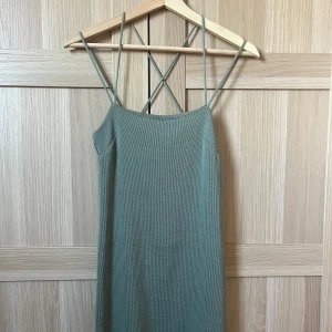 Klänning  - Jättefin klänning från hm. Original pris 250. Kan postas men även mötas upp i Täby.