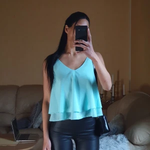 Top - Turkos överdel med V ring både vak och fram. Känns som att ha på luft och perfekt för varma dagar! 💎💎  • Jag är 173cm (xs) • Alltid nytvättat innan utskick