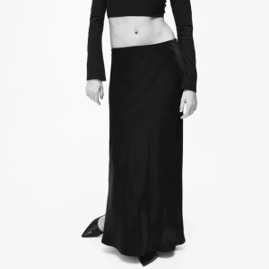 Satinkjol  - En helt vanligt svart satinkjol från hm. Använt 1 gång därför säljer jag den🤩