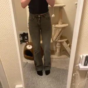 Jättefina bootcut jeans ifrån Gina, som är tyvärr för små för mig vid midjan men passar jättebra i längden. Jag är 160cm🥰 nypris 499