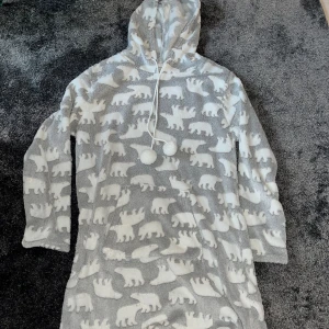 Fluffig Pyjamas Hoodie - Jätte mysig pyjamas hoodie. Den har små isbjörnar på och samt två fluffiga bollar. Köpte den i London för ett par år sedan. Den är väldigt rymlig och perfekt att ha i vinter.💕💕