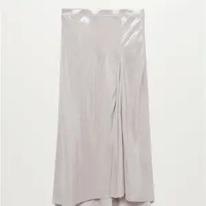 Midi kjol från Mango. Kan bäras lågmidjat samt högmidjat. Den är i ett jättefint silkesmaterial som skiner när ljuset träffar den. Nypris 500 kr. Den är i nyskick 😊