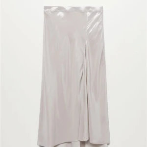 Mango kjol - Midi kjol från Mango. Kan bäras lågmidjat samt högmidjat. Den är i ett jättefint silkesmaterial som skiner när ljuset träffar den. Nypris 500 kr. Den är i nyskick 😊