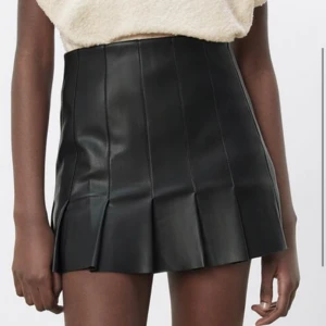 Skinnkjol - Så fin skinnkjol från Zara! Endast använd några gånger! 🖤