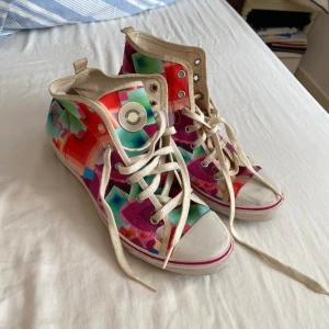 Desigual sneakers med klack - Snygga Desigual skor perfekt till sommaren💕