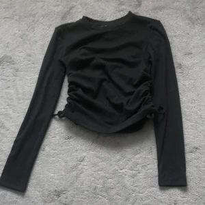 Topp - En jättefin långärmad topp från young gina med snörning i sidorna. Den är i storlek 146/152 men skulle nog passa xxs. Skriv vid frågor eller fler bilder❤️