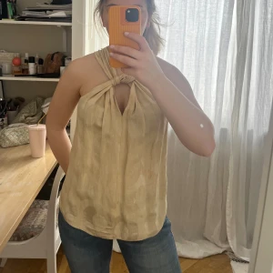Topp från isabel marant  - Superfin topp från isabel marant, linnet är i bra skick och har använts ett fåtal gånger💕 Beige/guld mönstrat! Pris är diskuterbart! 