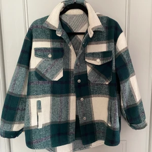 Jacka från Zara - Säljer nu denna jacka ifrån Zara, perfekt nu inför våren!! Använd fåtal gånger  Passar storlek XS/S/M beroende på vilken passform man vill ha!!