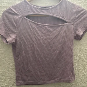 Topp - Säljer denna jättefina topp! Den kommer vara supersnygg till sommaren när man är lite brun och färgen är verkligen superfin! Bra skick.