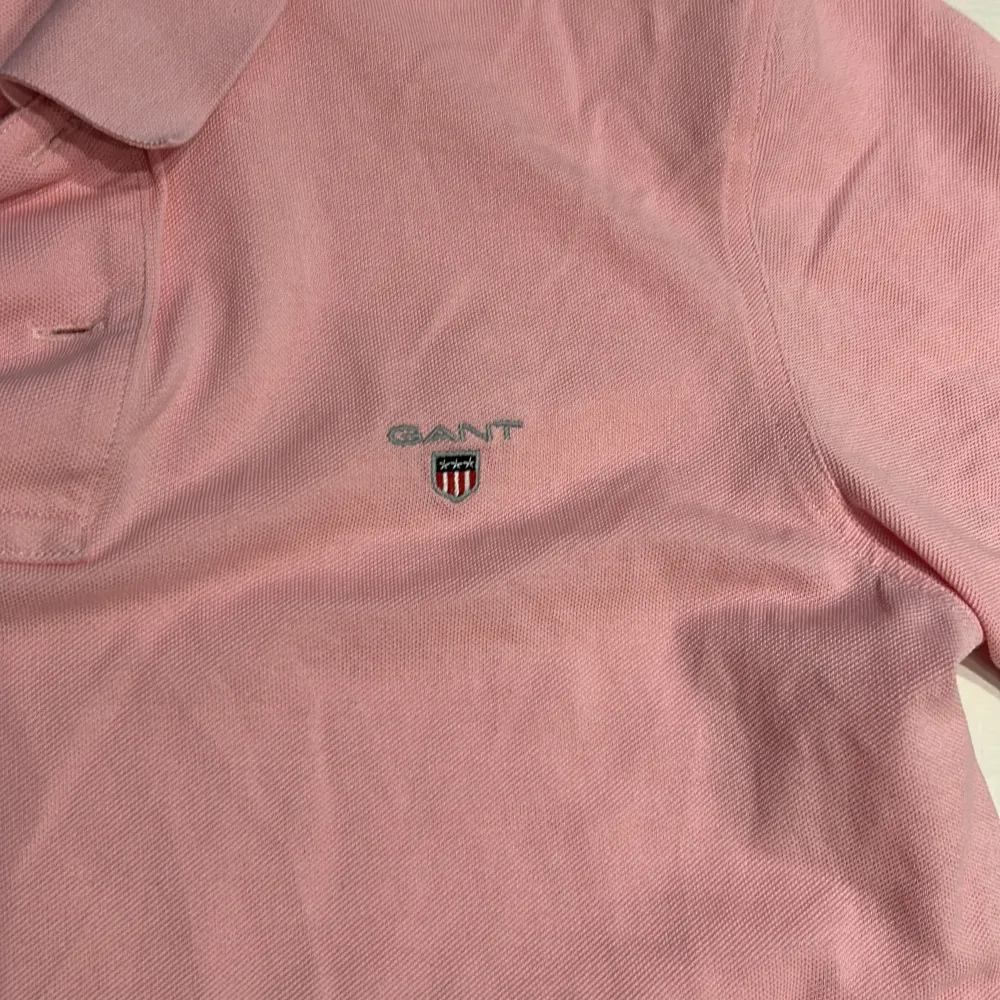 Gant piké i strl M, inköpt på boozt för några år sedan men endast använd några gånger. Färgen är rosa, i bra skick, alla knappar är hela och inte särskilt sliten.. T-shirts.