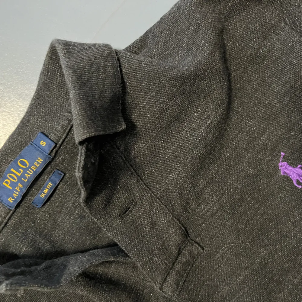 Tja säljer en riktigt fet Ralph lauren tröja i färgen grå med lila logga i storleken S. Hör av er vid frågor eller funderingar. Tröjor & Koftor.
