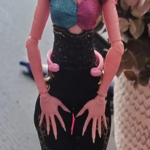 Monster High: Gigi Grant-13 wishes -  Begagnad, *Skick enligt bilderna. Snälla, se alla bilderna för skick och vad som ingår det inte! *Det rosa dock ställ/stativ som är på bilderna ingår EJ! Köparen står för frakten allternativt så går det bra att mötas upp. Skriv för mer info/bilder!🌸