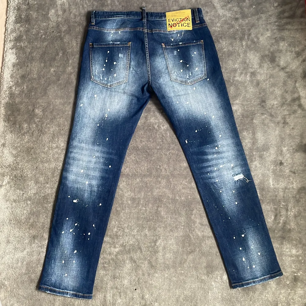 Säljer mina helt nya desq2 jeans i mycket fint skick, tagg finns fortfarande kvar. Passar storlek W33. Jeans & Byxor.