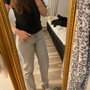 •Gina Tricot Jeans• - Snygga trendiga jeans från Gina, använda fåtal gånger men sitter super bra och är i jätte bra skick!