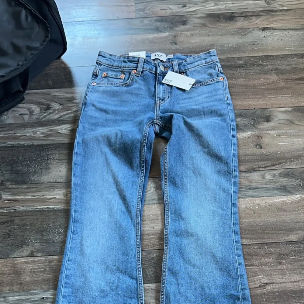 Säljer ett par jeans från lager 157 stolek XS full length säljer då ja råka köpa två par, inte ens provade 200kr. Jeans & Byxor.