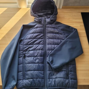 Lättviktsjacka stl 122/128 - Lättviktsjacka barn Fint skick  Märke: true north  Stl 122/128