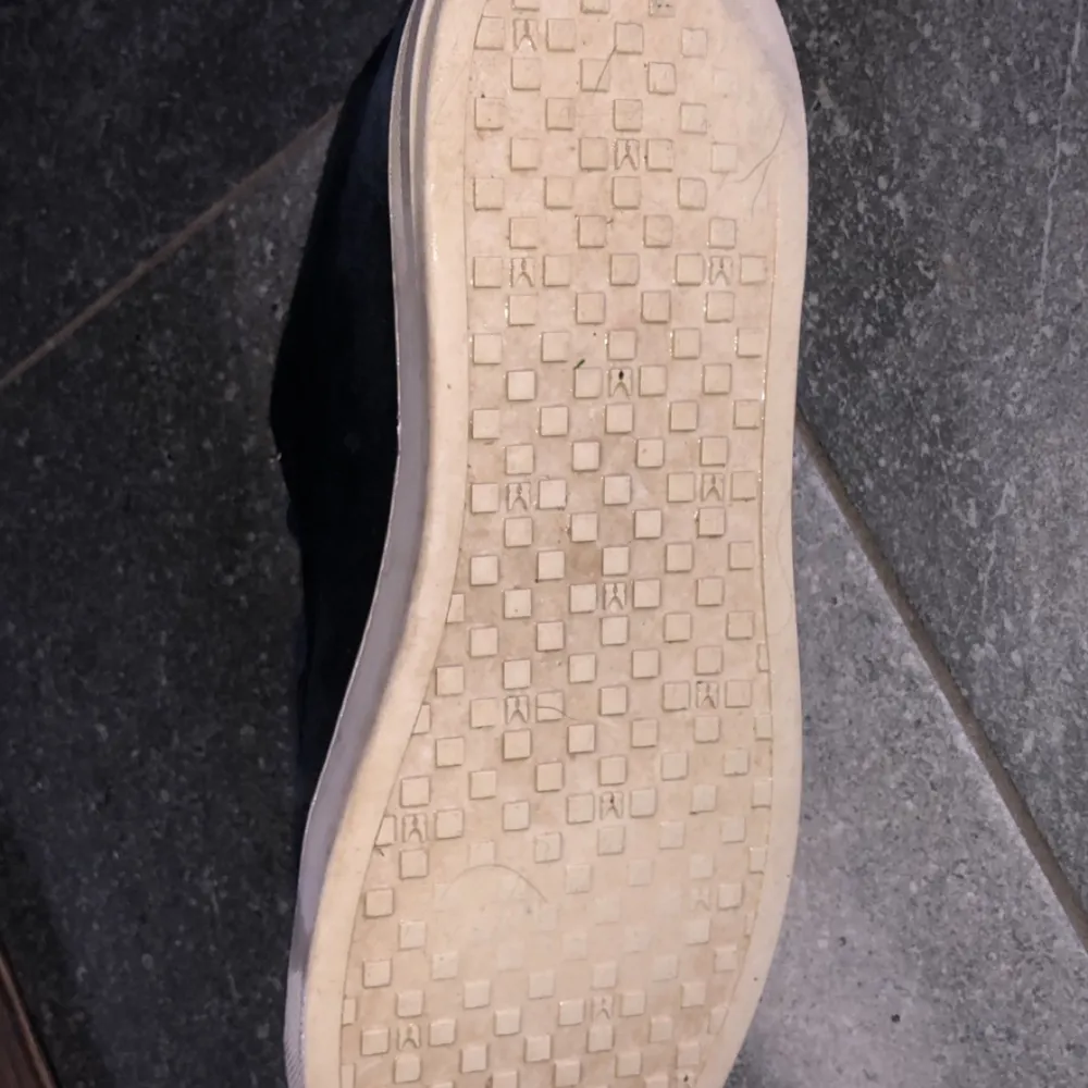 Säljer ett par sällsynta Moreschi skor i storlek 43,5  Skorna är i använt skick men både ser och känns fortfarande riktigt bra, nypris 4500 kr  skriv vid funderingar. Skor.