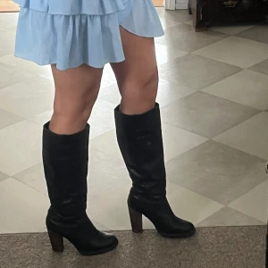 Svarta boots - Säljer mina second hand boots som aldrig är använda men har en skråma på ena klacken🎀