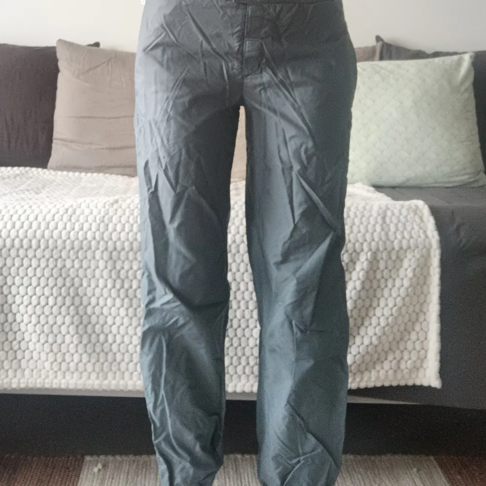 Supercoola grå/matt silvriga cargo pants man kan dra åt vid anklarna. Thriftade men i bra skick 💕🫶. Jeans & Byxor.