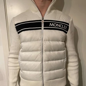 Moncler cardigan - Vit moncler cardigan i nyskick Skick 9/10 Nypris ca: 10 000 Vårt pris: 4499Hör av dig vid minsta lilla intresse eller funderingar