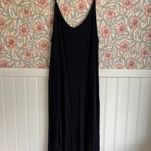 Klänning  - Ribbad klänning sparsamt använd 