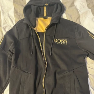 Hugo Boss tröja - Hugo boss tröja. Skick 9/10 Köpt för 2000kr Pris kan diskuteras vid snabbaffär. Bara ett litet sytt märke vid armbågen som knappt syns, därav priset