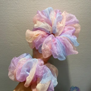 XXL- Rainbow Scrunchies 1st - Mått diameter: ~20 cm(XXL) Material: Polyester Instagram: sol_scrunchies