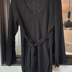 Tröja med slits - Skön tröja med slits på båda sidor, går att knyta fram och bak