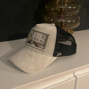 Maggiore keps - Kepsen är i mycket bra skick och använd ett fåtal gånger. Ny pris runt 1000kr så tänker runt 250kr, men priset kan diskuteras.