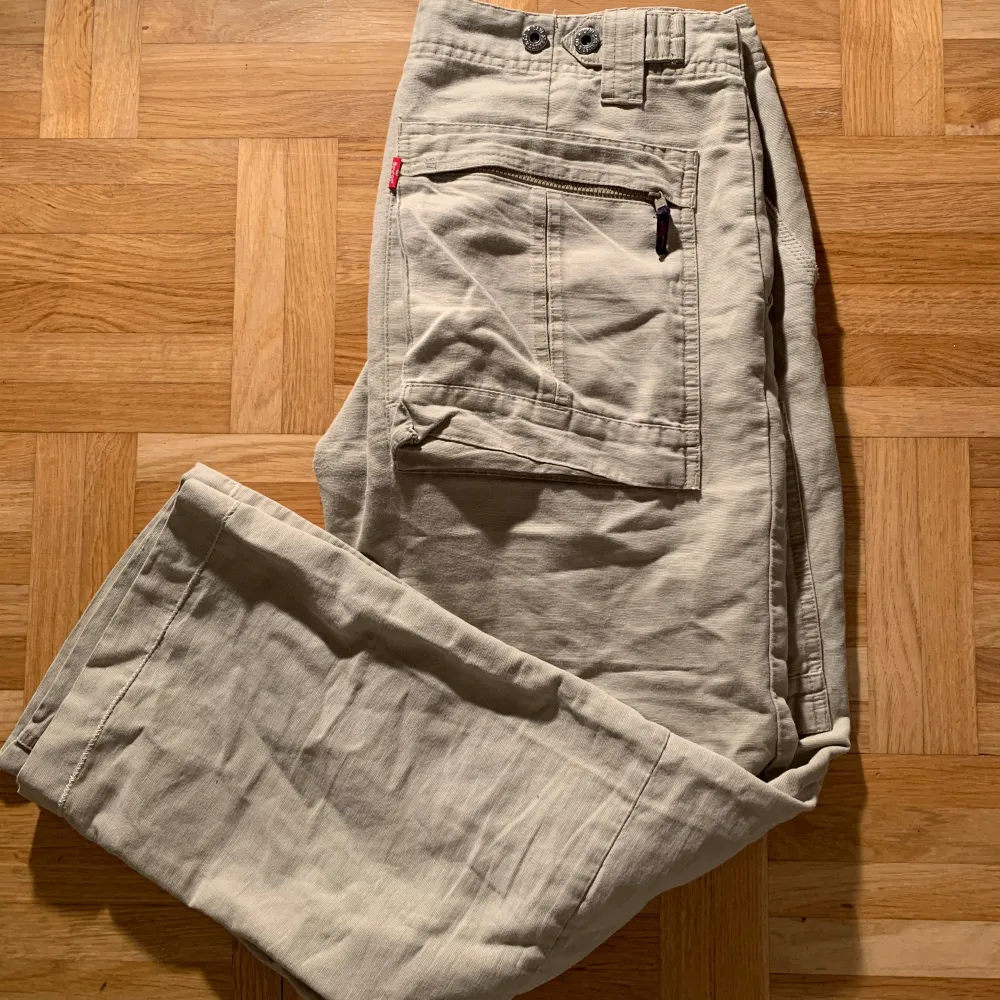 Ett par baggy, beiga cargo jeans i straight fit🙌 Riktigt bekväma men anvönds tyvärr för sällan. Knappt använda så i nästan nyskick!. Jeans & Byxor.
