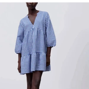 Zara klänning - Supersnygg klänning från ZARA, perfekt till sommaren💙använd några enstaka gånger, så är i ett mycket fint skick 🌊hör av dig om du har några frågor 💙 pris kan diskuteras vid snabb affär! 