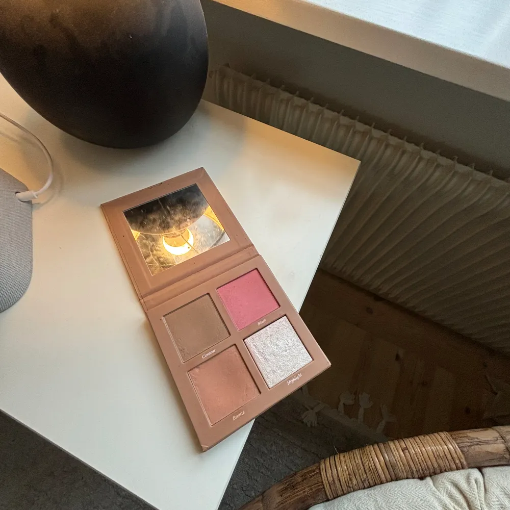 Söker nån som vill byta denna mot caias classy palette❤️. Skönhet.