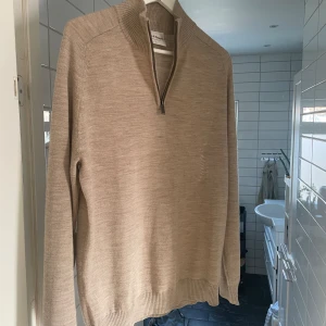 Merino half zip - Säljer nu men snygga half zip tröja från bruun och steengade i merinoull. Bra skick då den är använd okej mycket. Skriv om funderingar