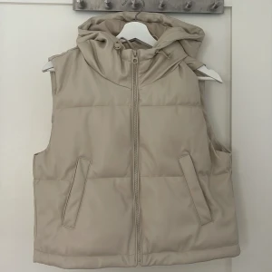 Beige väst  - Beige väst från stradivarius. Använd ett par gånger men som i nytt skick. Köpt för 400 kr 