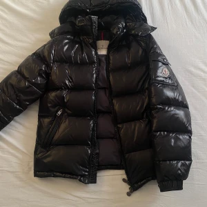 Moncler maya - Moncler maya, skön för våren! 10/10 skick utan defekter ⚠️