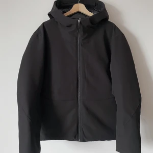 Arcteryx jacka  - Storlek L/ Toppskick använd en halv säsong, inga skador, fläckar fri från rök Normal i storlek mer åt M håller än XL Frakten är inkluderat i priset redan