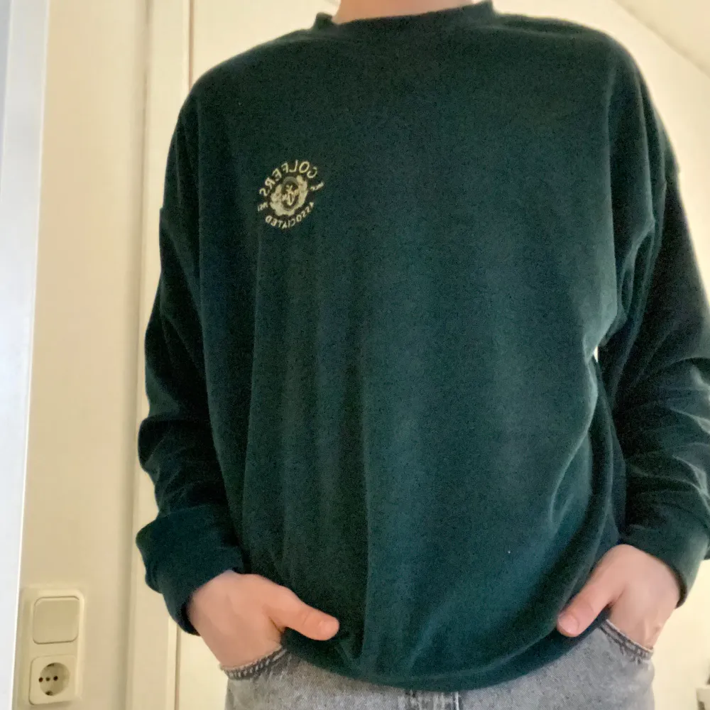 Storlek m, grön frotté tröja ifrån hm med guldigt golftryck , väldigt bra skick, typ helt ny då jag bara använt den en gång! Inga defekter alls på denna! . Tröjor & Koftor.